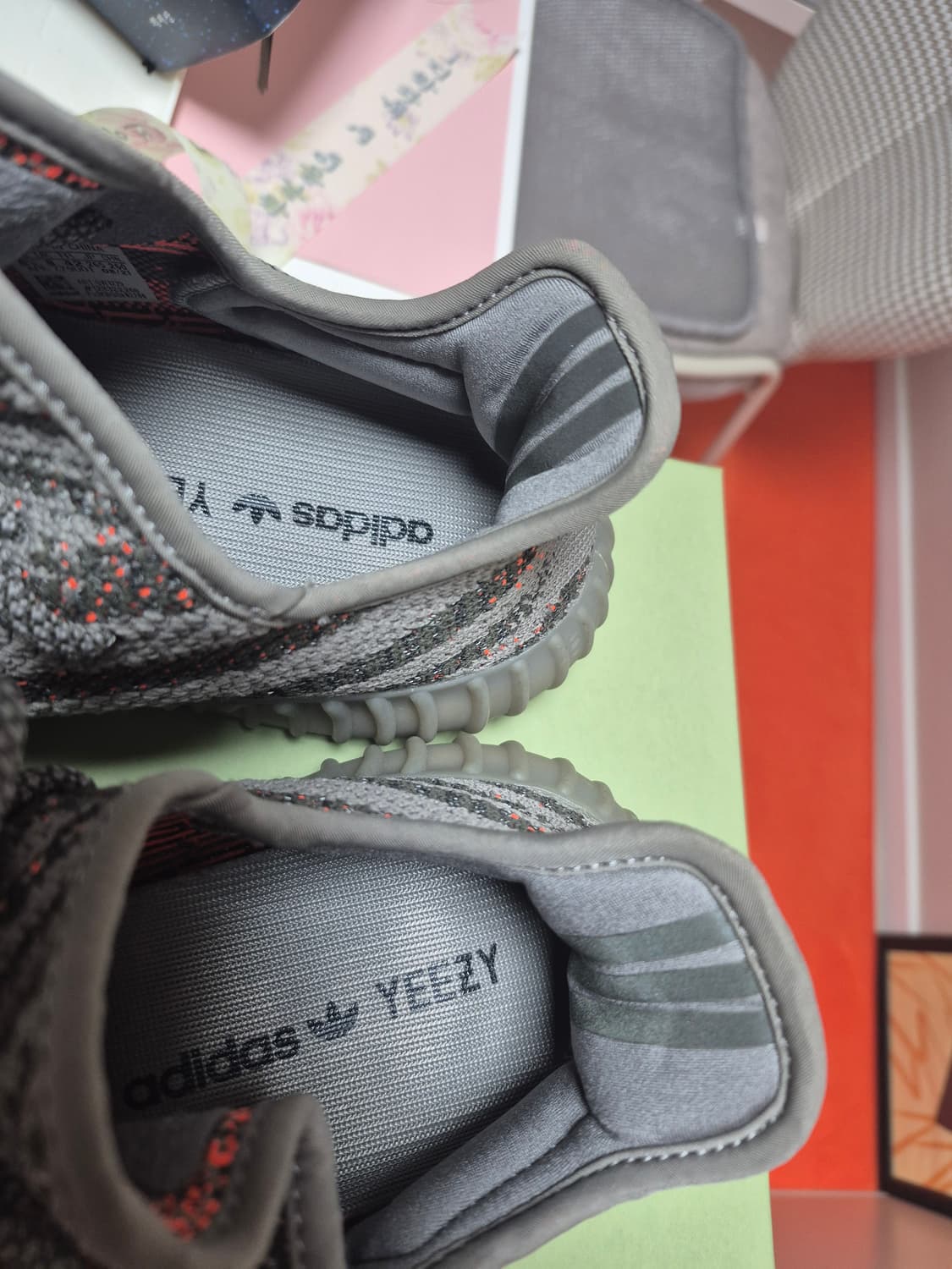 아디다스 이지부스트 350 V2 벨루가 상품이미지4