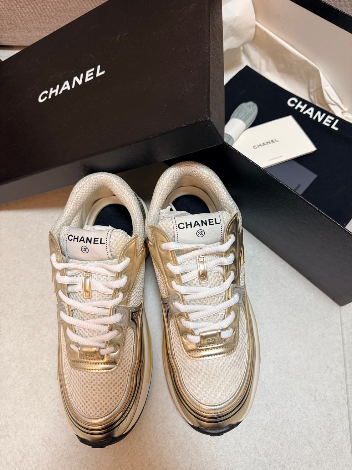 샤식스. 샤넬 스니커즈 37.5 white gold silver 상품이미지2