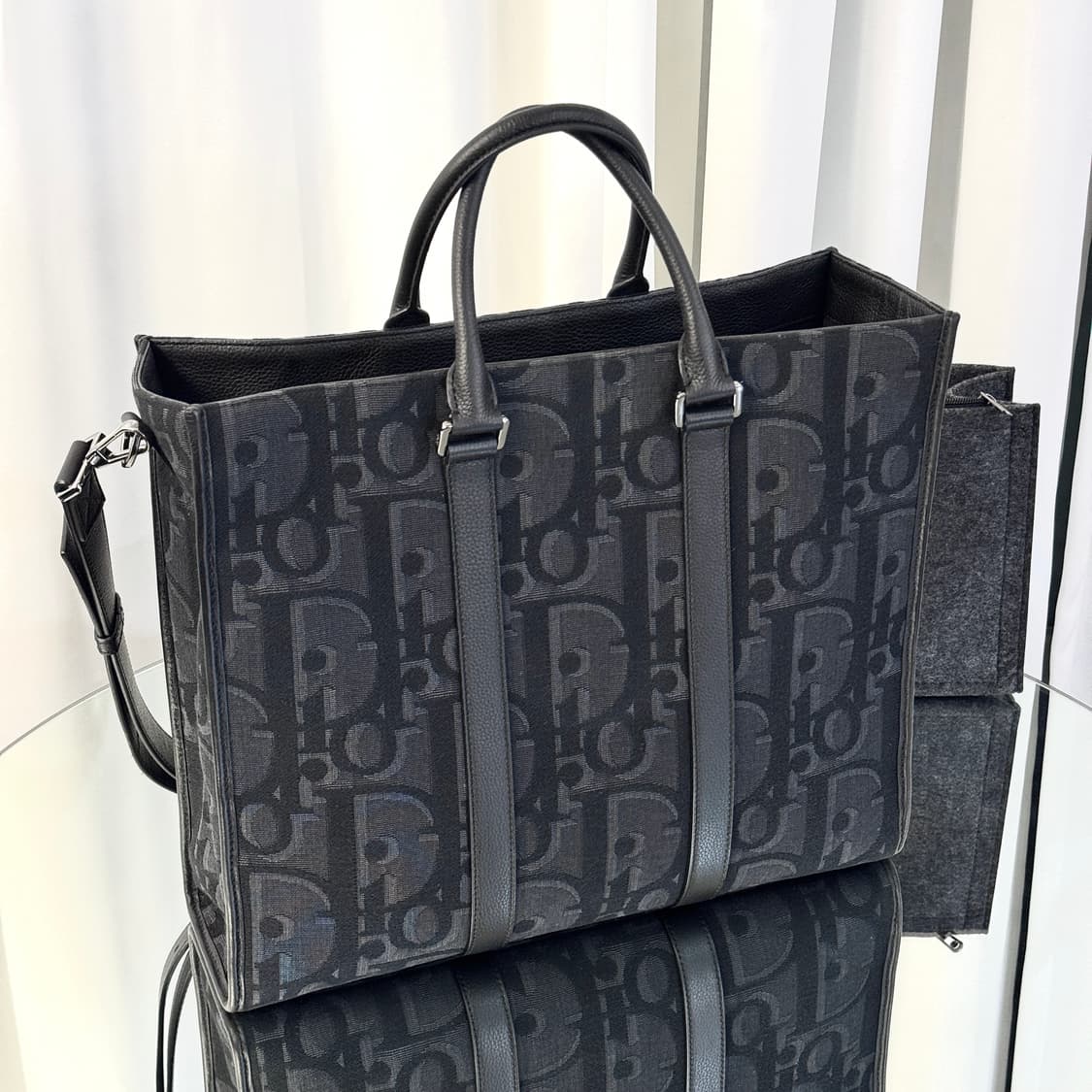 [신품급] 25FW 디올 이스트 웨스트 토트백 맥시 블랙 상품이미지1