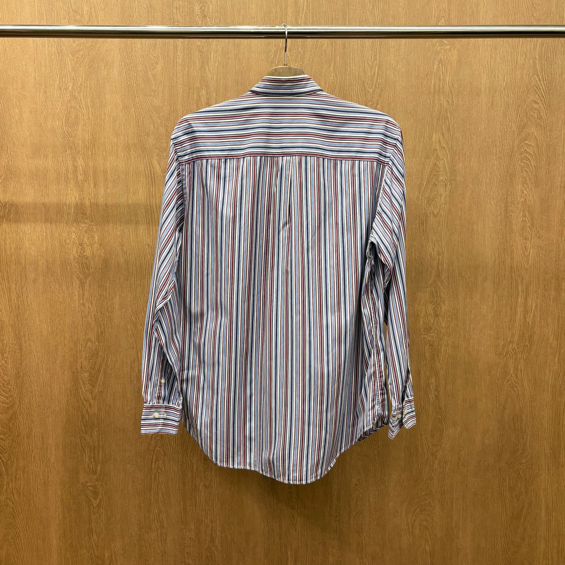 버버리 런던 코튼 긴팔 셔츠 스트라이프 패턴 자수 디테일 블루 버건디 상품이미지3