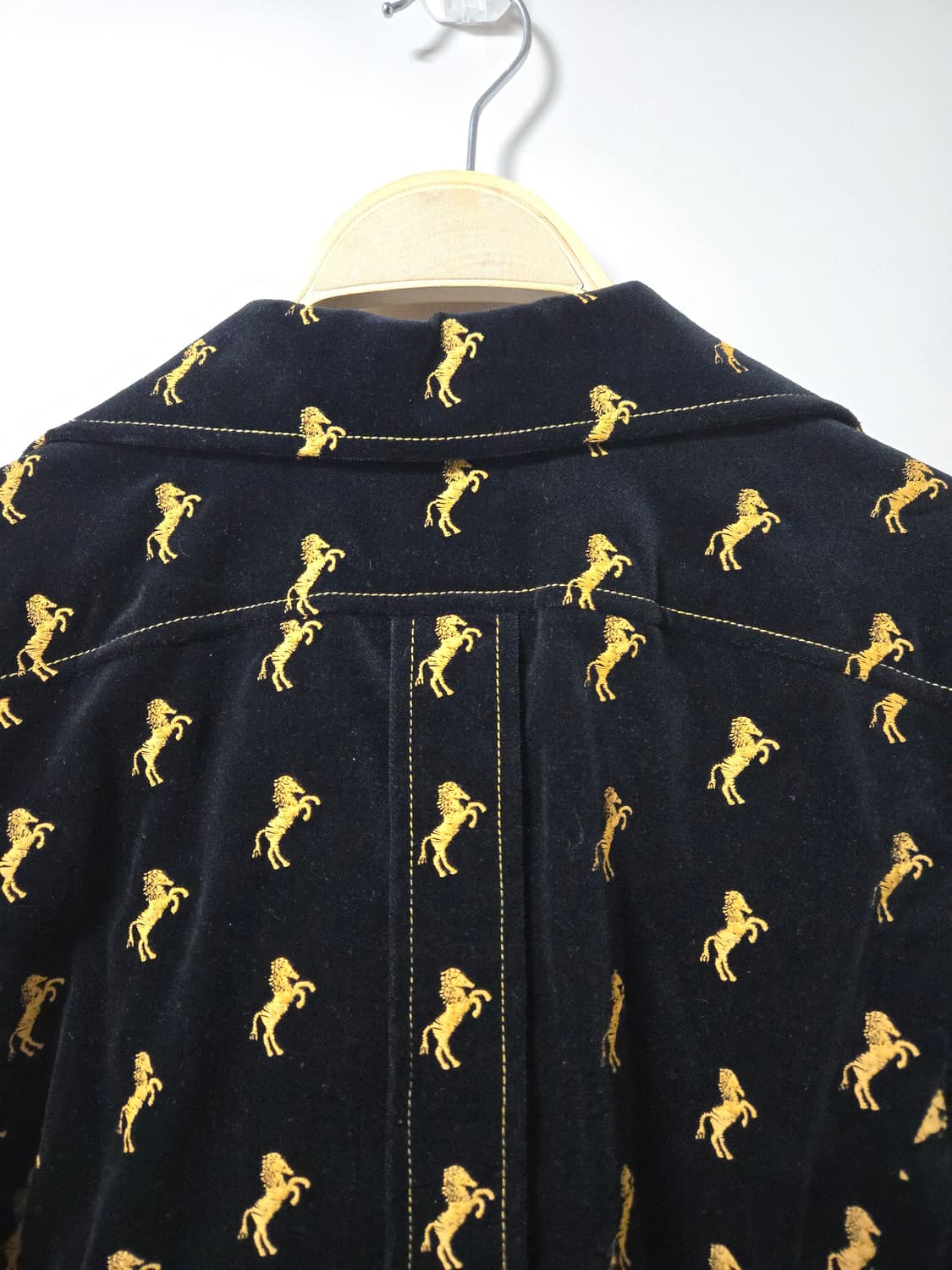 (새상품)끌로에 황금말 자수 벨벳 셔츠(프랑스36) (국내 44반 55) 상품이미지6