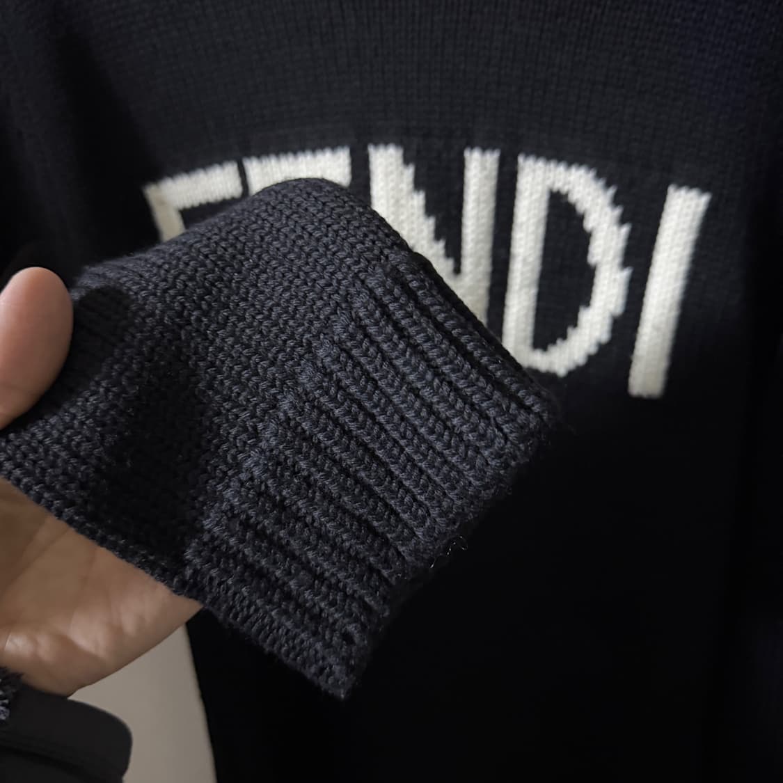 펜디 FENDI 기본 로고 코튼 라운드넥 니트 52(남성 100정도) 상품이미지3