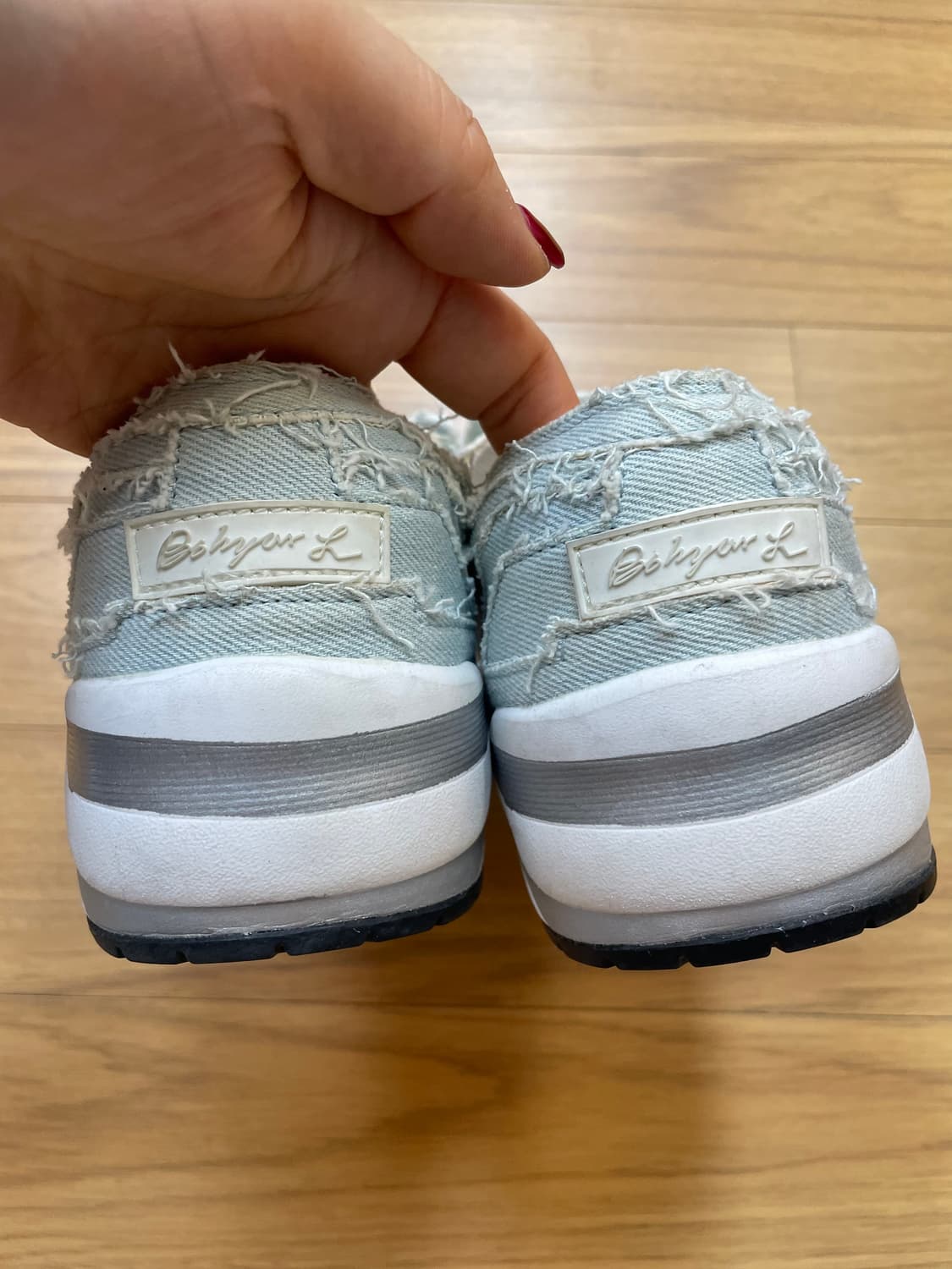 슈콤마보니 플라워 장식 데님 스니커즈입니다
- SCB 스니커즈
- Ort 상품이미지4