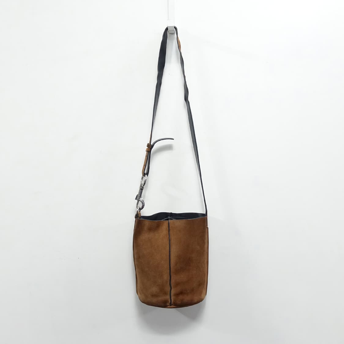 ACNE STUDIOS 아크네 스튜디오 브라운 스웨이드 마켓 버킷백 상품이미지4