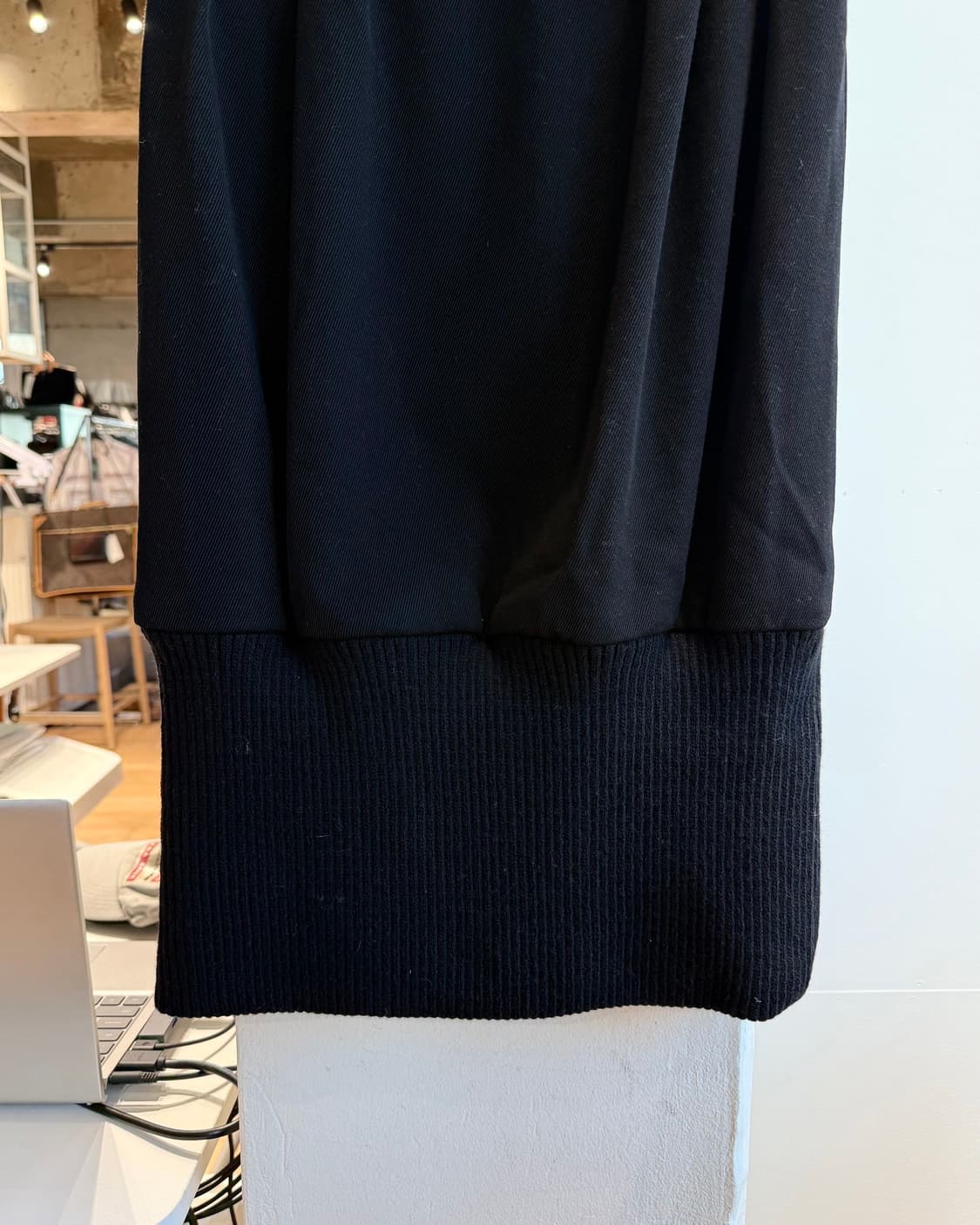 드리스 반 노튼 블랙 밴딩 미디스커트  상품이미지7