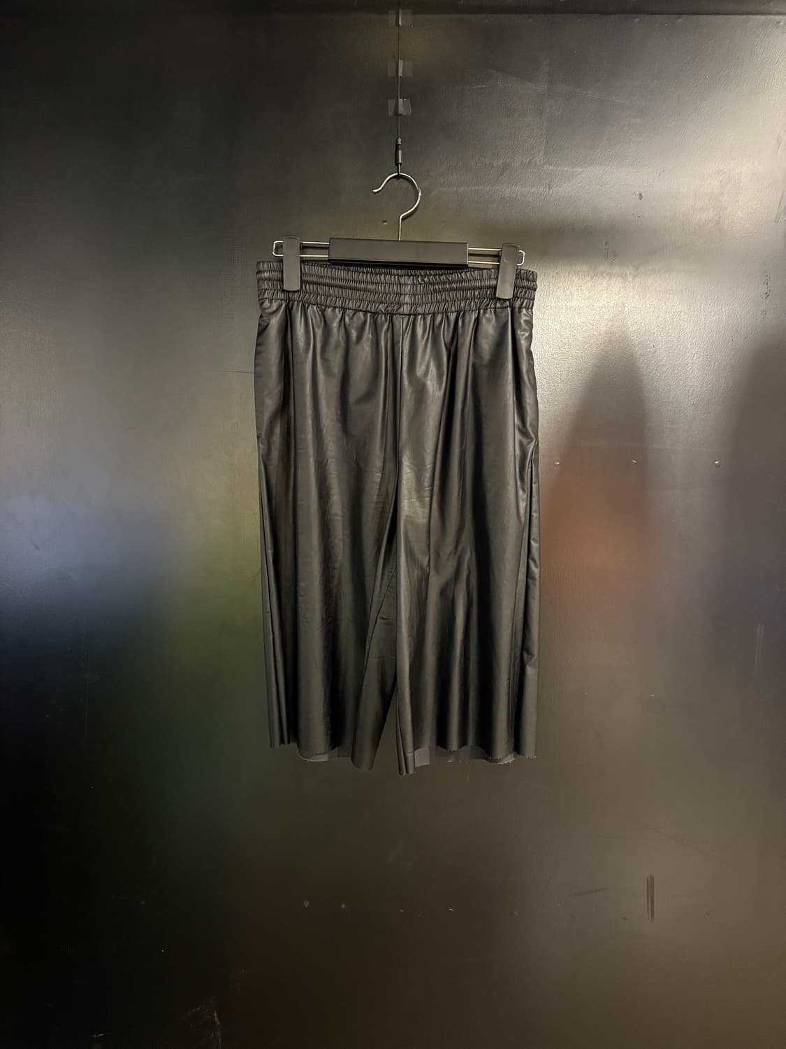 MM6 블랙 레더 반바지 상품이미지1