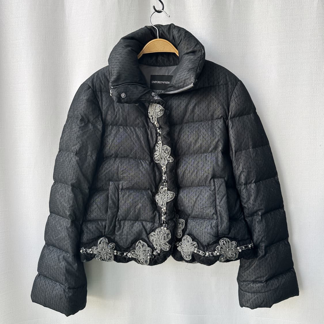 조르지오 아르마니 레이스 플라워 코르사쥬 숏 구스 다운 블랙 그레이 42 상품이미지2