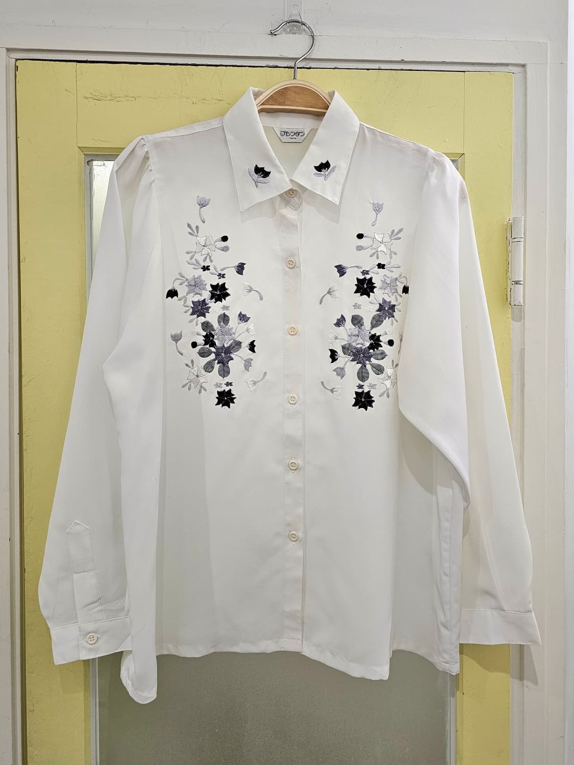 화이트 모노 자수 블라우스 상품이미지1