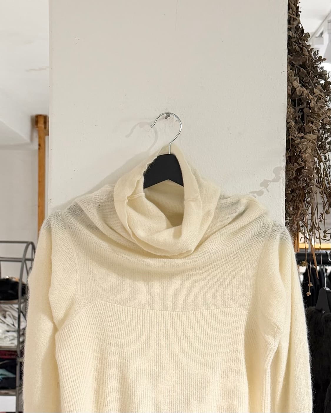 자크뮈스 아이보리 모헤어 백 컷아웃 니트  상품이미지4