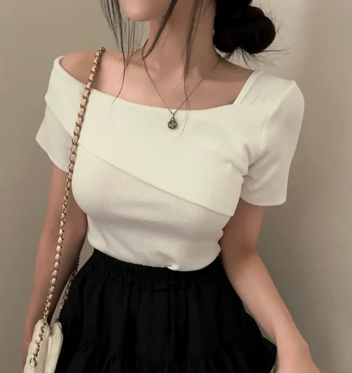 (새상품) 오프숄더 느낌 여성스러운 슬림핏 반팔 티셔츠 FREE 상품이미지1