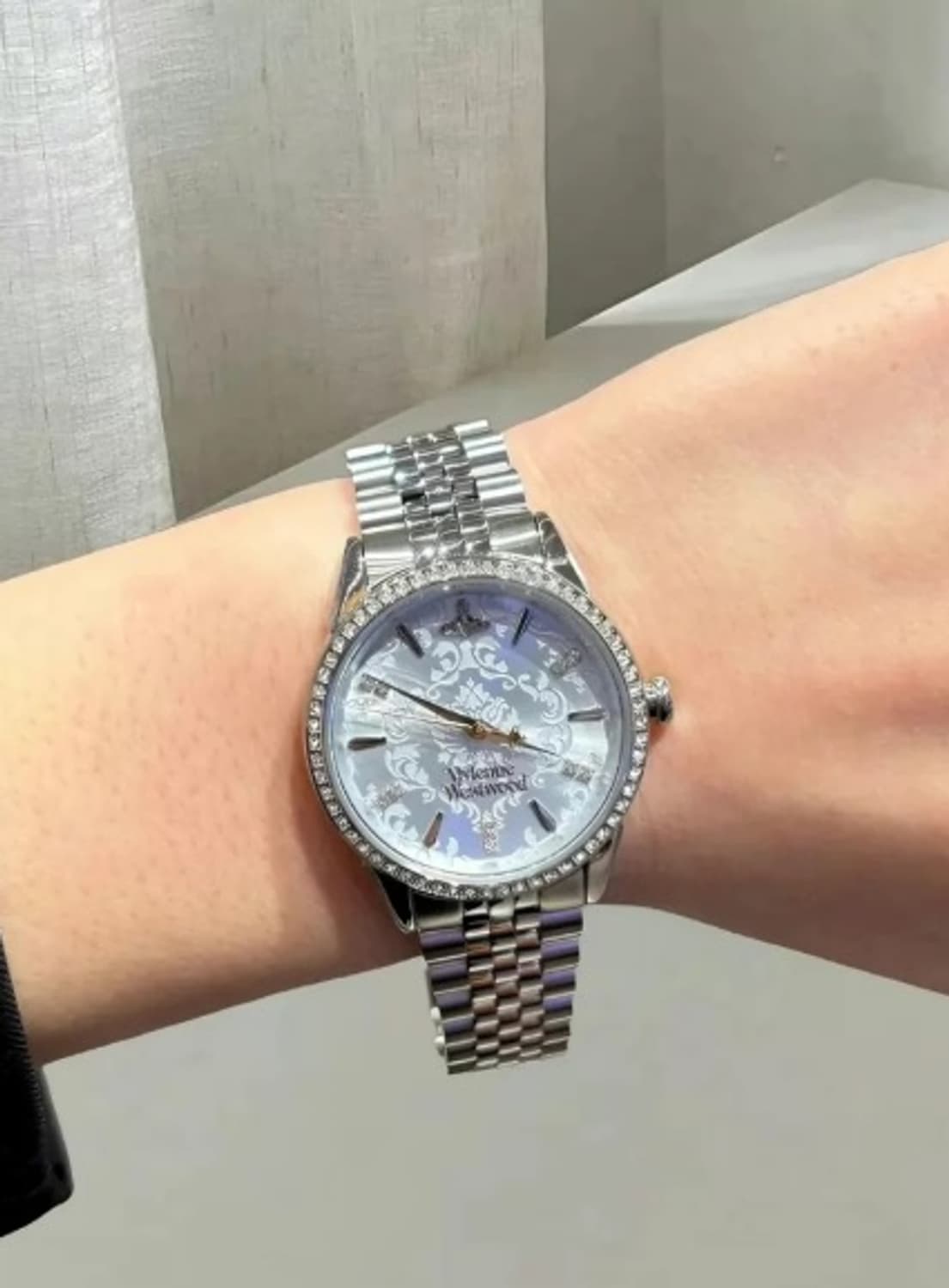 [정품] 비비안 웨스트우드 메탈 와이어리스 시계 (실버/화이트) 상품이미지4