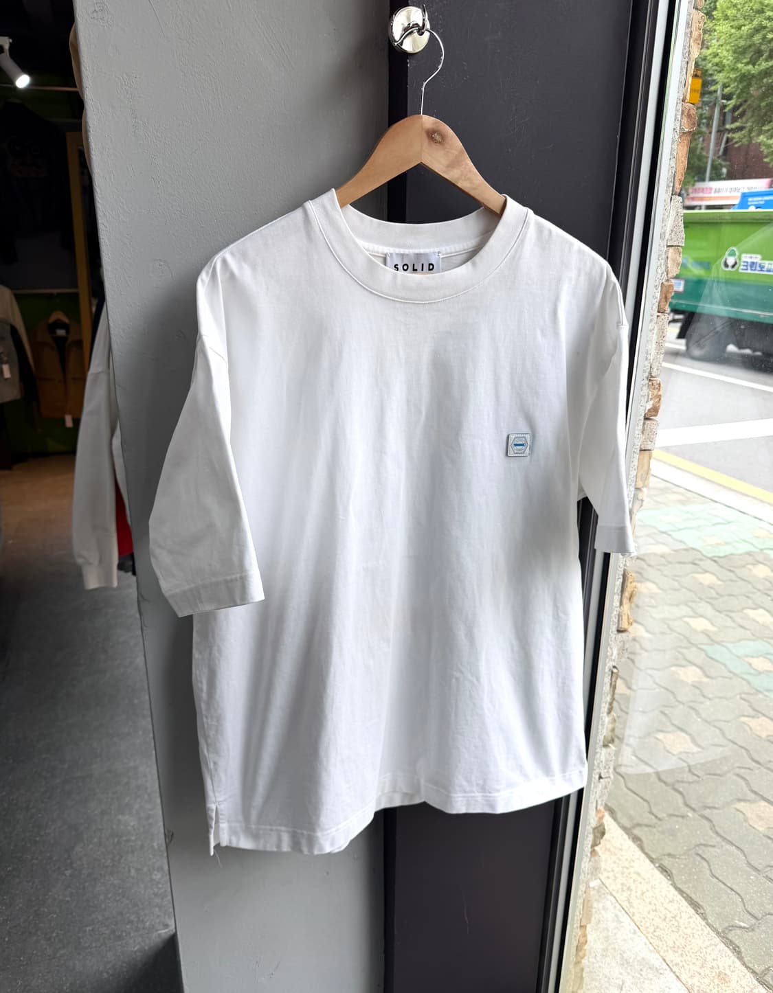 .50(105)/ 솔리드옴므 23SS 백플라워 프린팅 반팔 상품이미지2