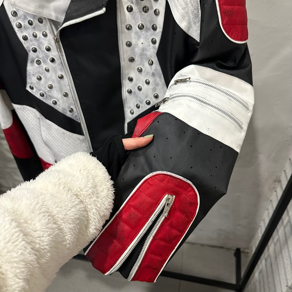 USA VINTAGE 레더 레이싱 자켓 백패치 스터드 지퍼 디테일 화이트 상품이미지7