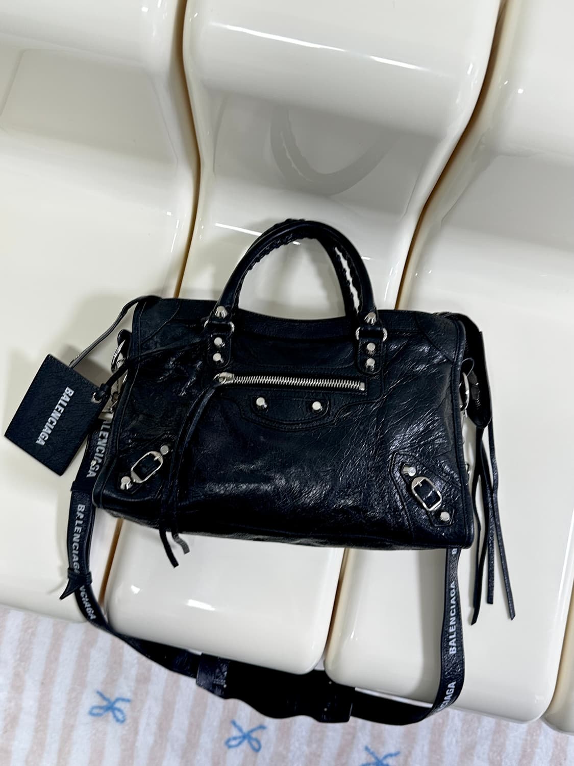 [A+ 정품] 발렌시아가 시티 모터백 스몰 로고스트랩 상품이미지9