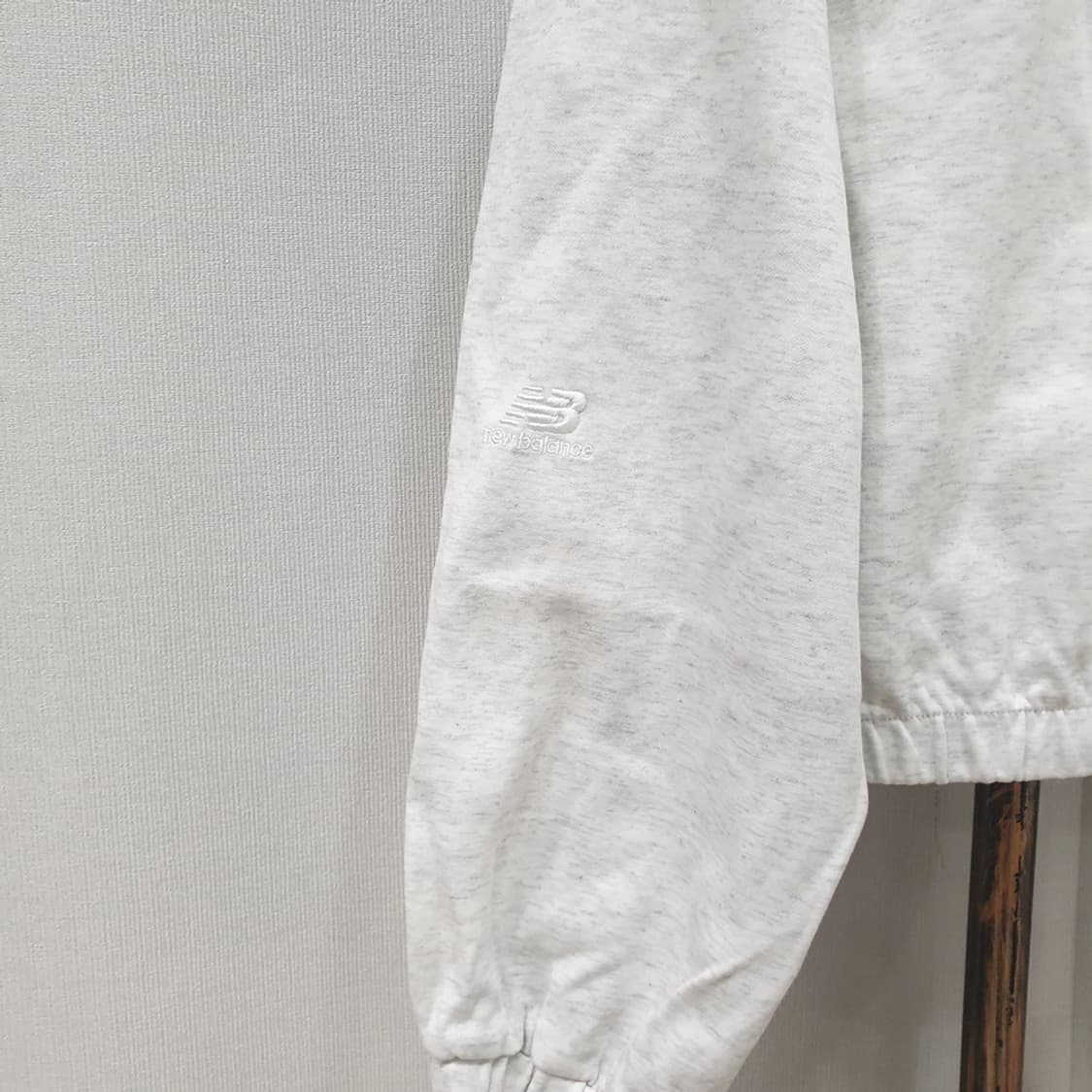 뉴발란스 크롭 밑단밴딩 맨투맨 90(M) 상품이미지4