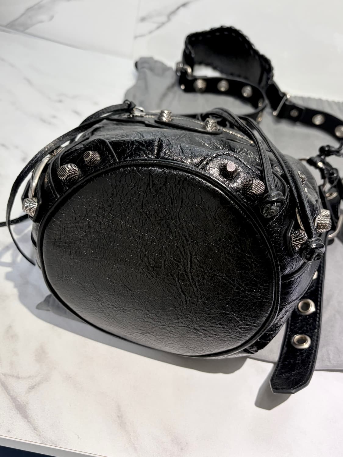 [A+ 정품] 발렌시아가 르카골 버킷백 xs 블랙 상품이미지4