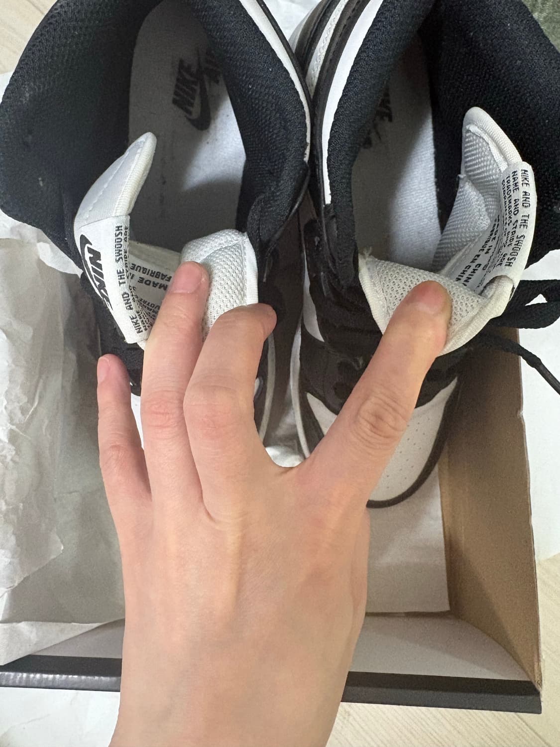 조던 1 레트로 하이 OG 블랙 화이트 2014 GS 235  상품이미지4