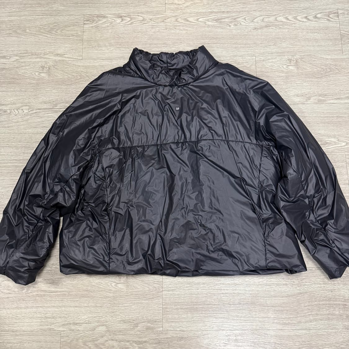 이지 갭 엔지니어드 바이 발렌시아가 모크넥 풀오버 퍼퍼 블랙 상품이미지1