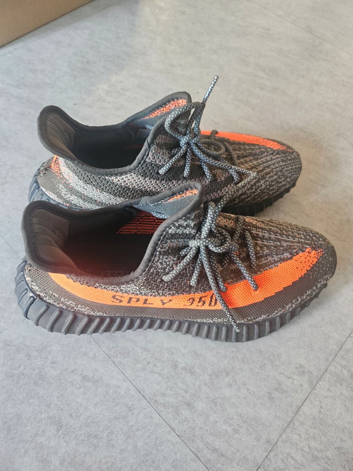 아디다스 이지 부스트 350 V2 카본 벨루가 상품이미지1