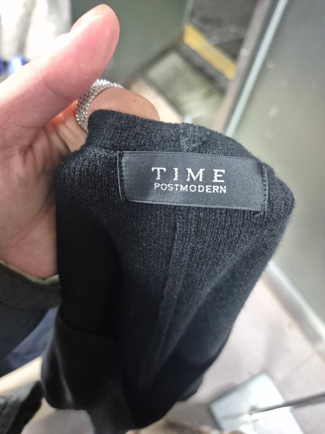 블랙 색상의 V넥 니트 상품이미지4