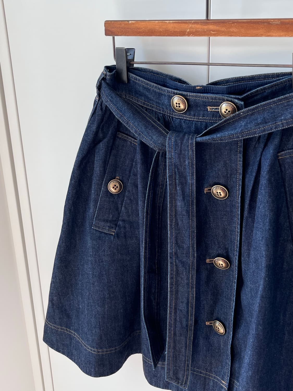 Blue Label 금장 단추 플레어 데님 스커트 상품이미지10