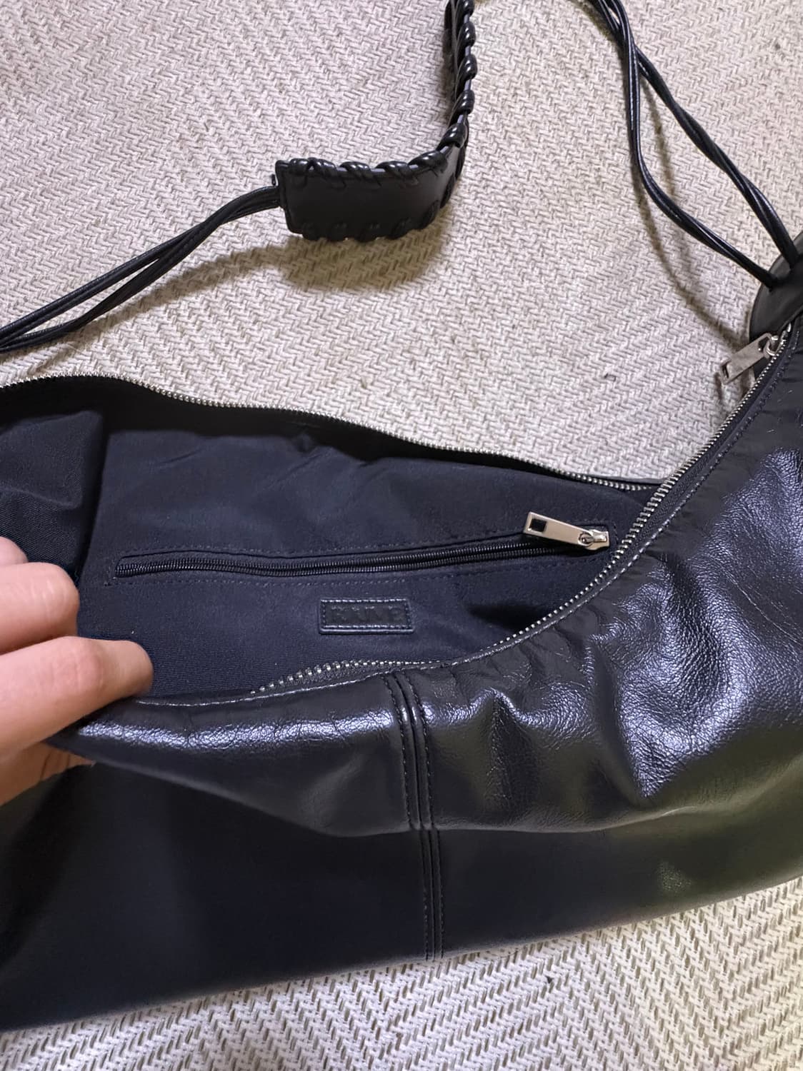 레이브 블랙 숄더백 상품이미지3