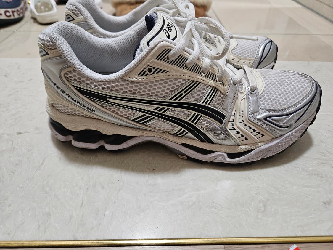 아식스 젤카야노 14 화이트 미드나잇 260mm 팝니다 상품이미지1