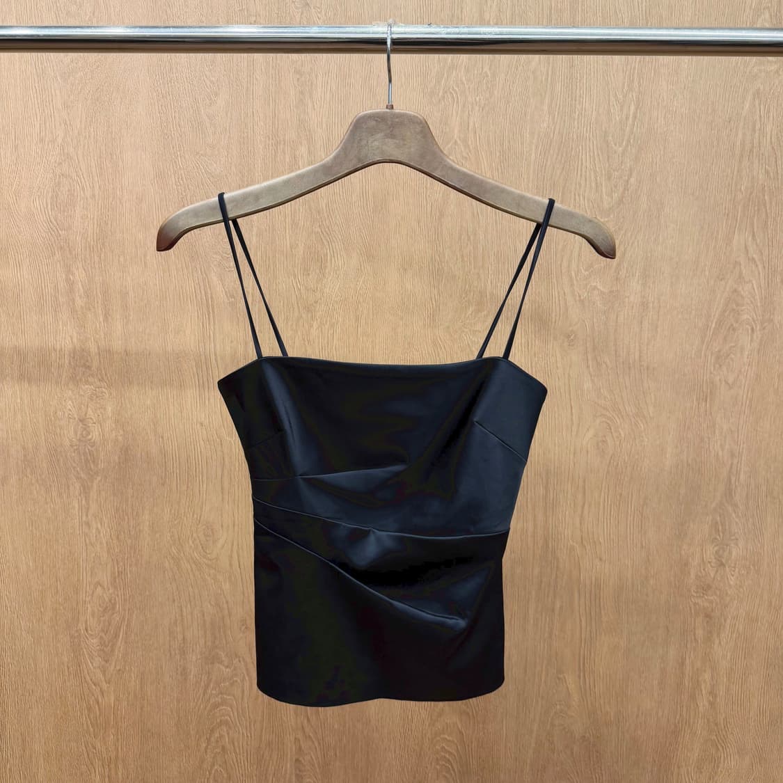 비씨비지 막스아즈리아 슬리브리스 블라우스 드레이프 절개 디테일 블랙 상품이미지2