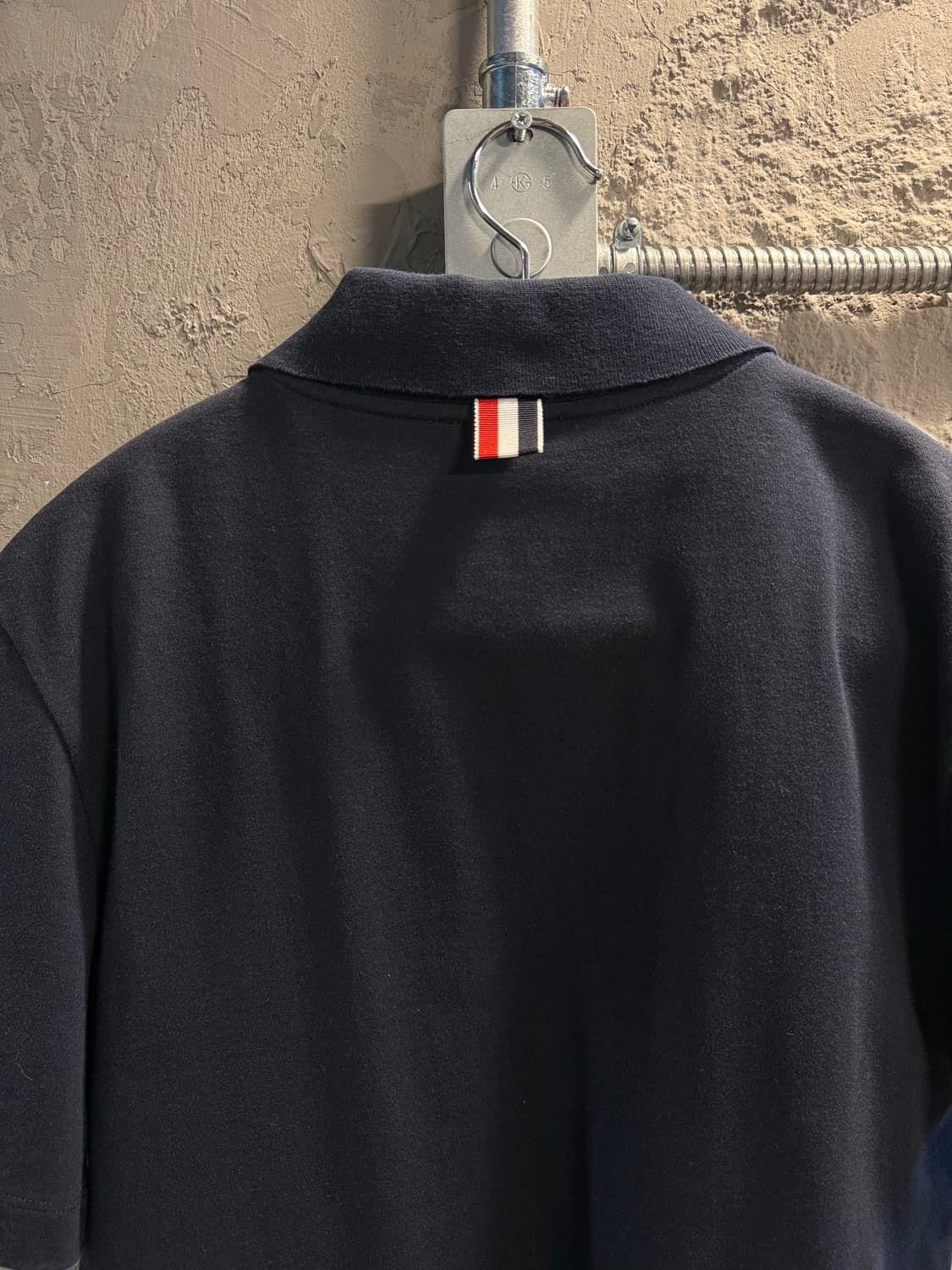 1 톰브라운 THOM BROWNE 포켓 삼선 폴로 반팔 네이비 상품이미지6