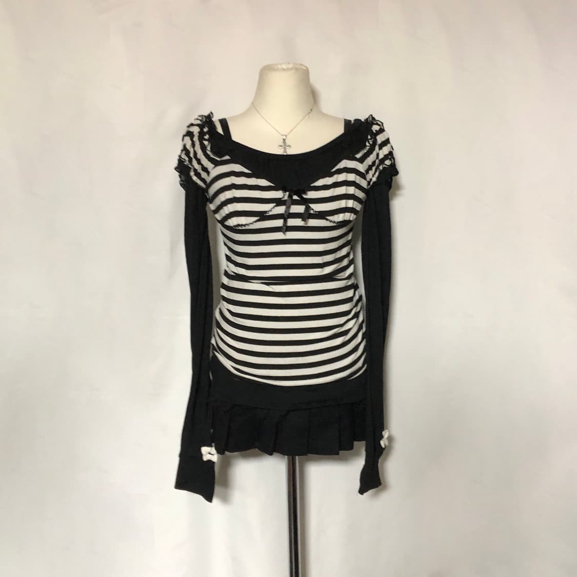 레이스 스트라이프 퍼프 슬리브 티셔츠  블랙 화이트 상품이미지4