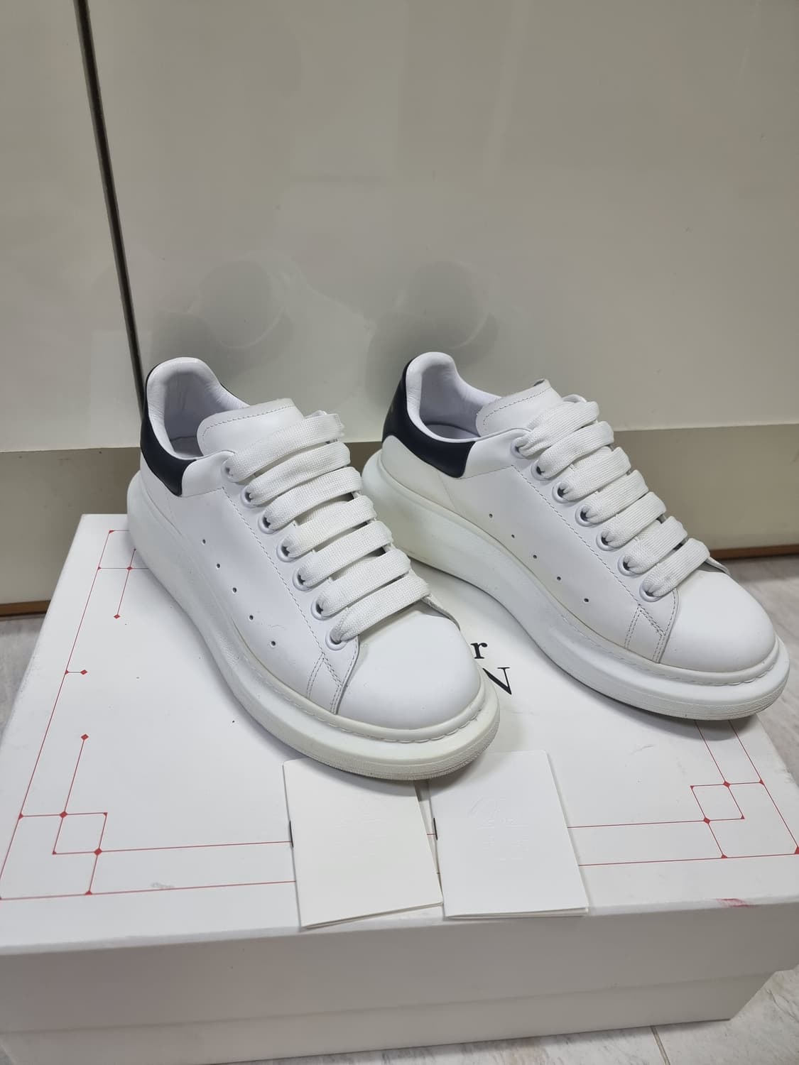 알렉산더맥퀸 오버솔 스니커즈 블랙 화이트 39사이즈 상품이미지4