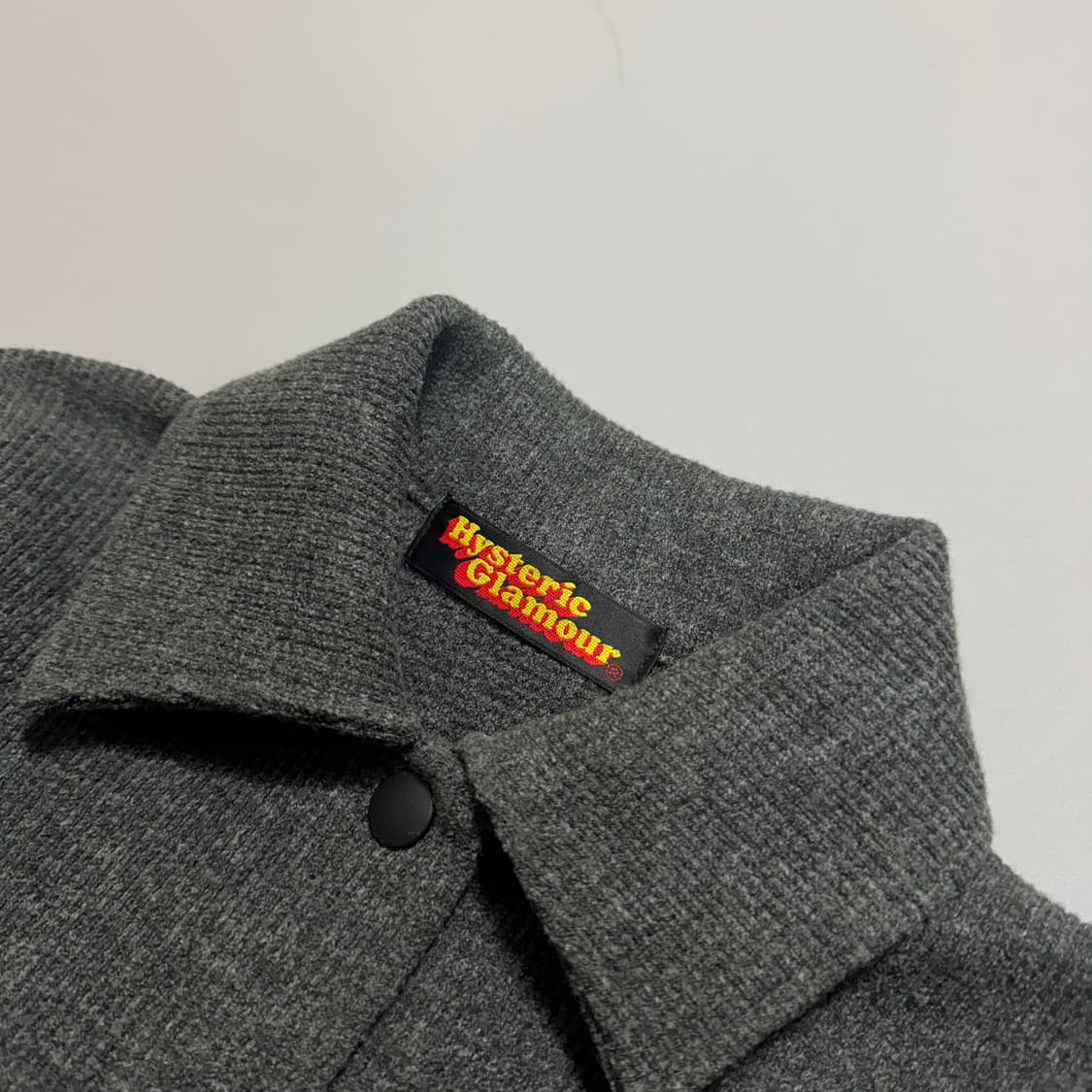 히스테릭글래머 차콜컬러 헤럴딕쉴드 양면 프린팅 아크릴 울 혼방 니트 자켓 상품이미지3