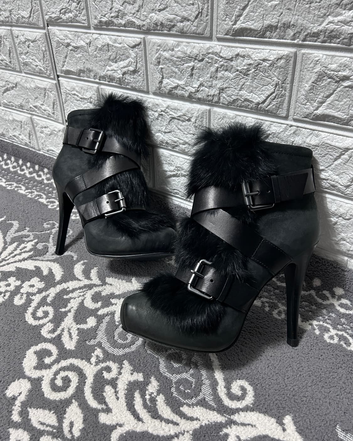 Ash 아쉬 래빗 퍼 랩어라운드 멀티 버클 부츠 상품이미지1