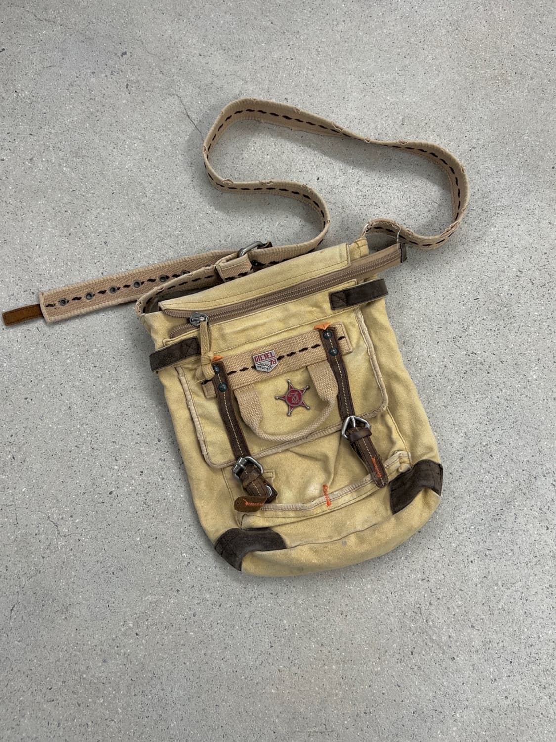 디젤 아카이브 밀리터리 캔버스 크로스백 상품이미지2