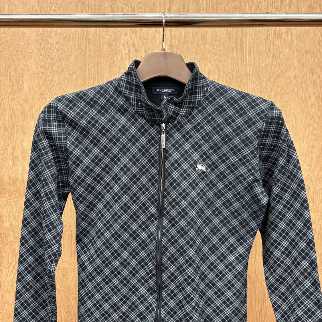 버버리 런던 져지 집업 가디건 그레이 체크 패턴 로고 자수 디테일 블랙 상품이미지4