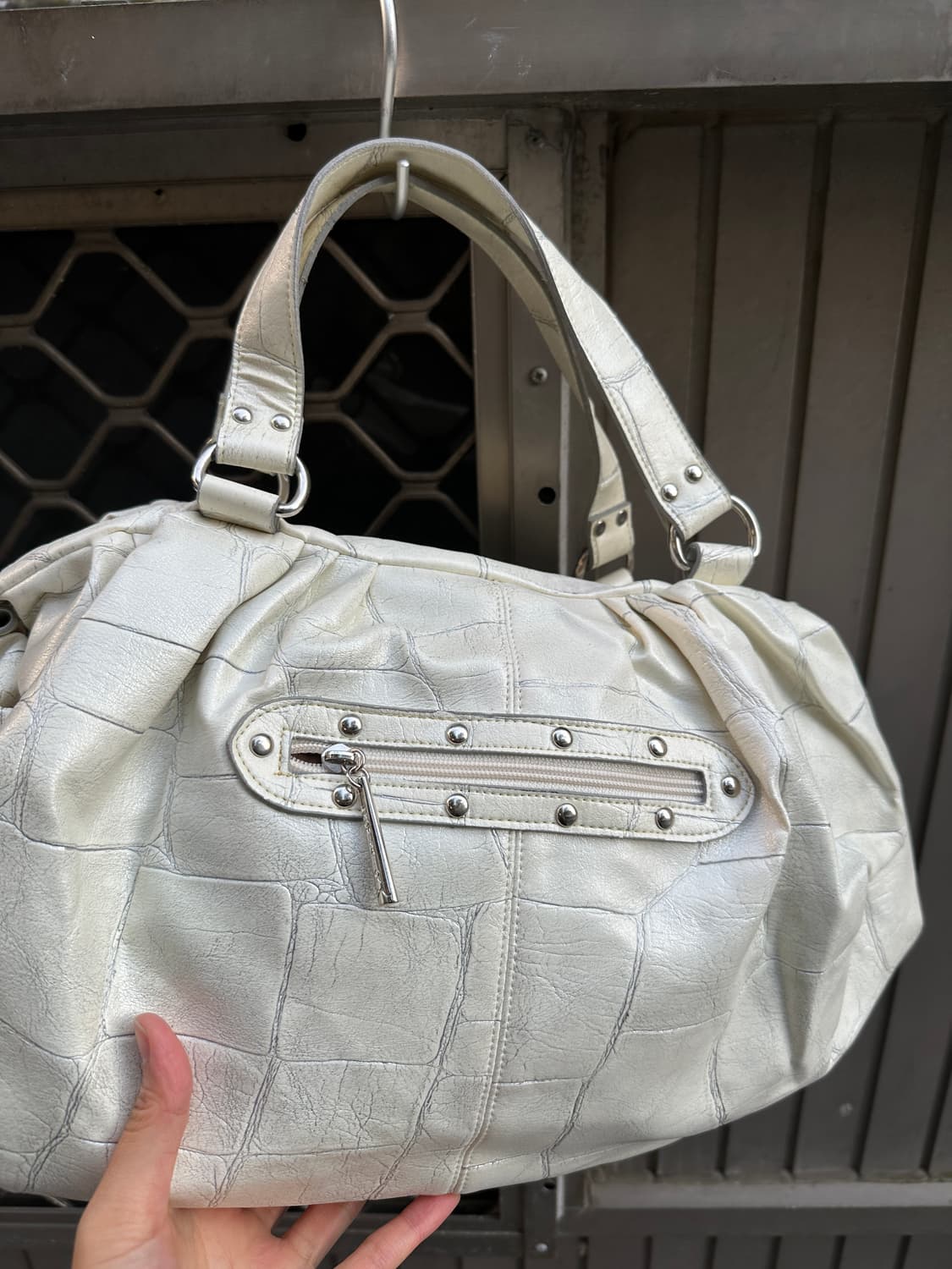 Crack leather stud shoulder bag 상품이미지7