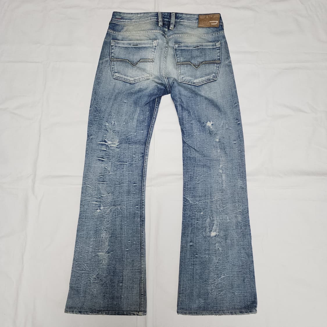 DIESEL ZATHAN 디젤 연청 워시드 플레어 부츠컷 데님팬츠 상품이미지2