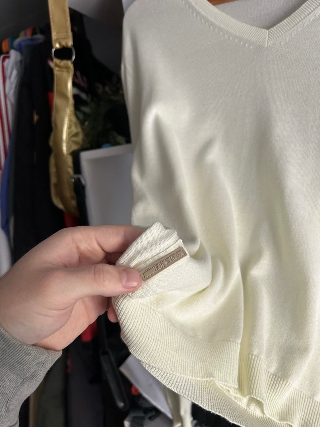 V-neck Tab Sweater 상품이미지3