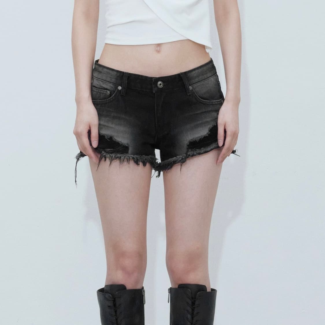 BOHEMSEO DARKNESS LOW WAIST SHORTS 상품이미지1