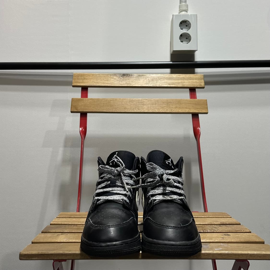 240) 나이키 운동화 여성 여자 신발 에어조던1 미드 블랙/화이트 상품이미지2