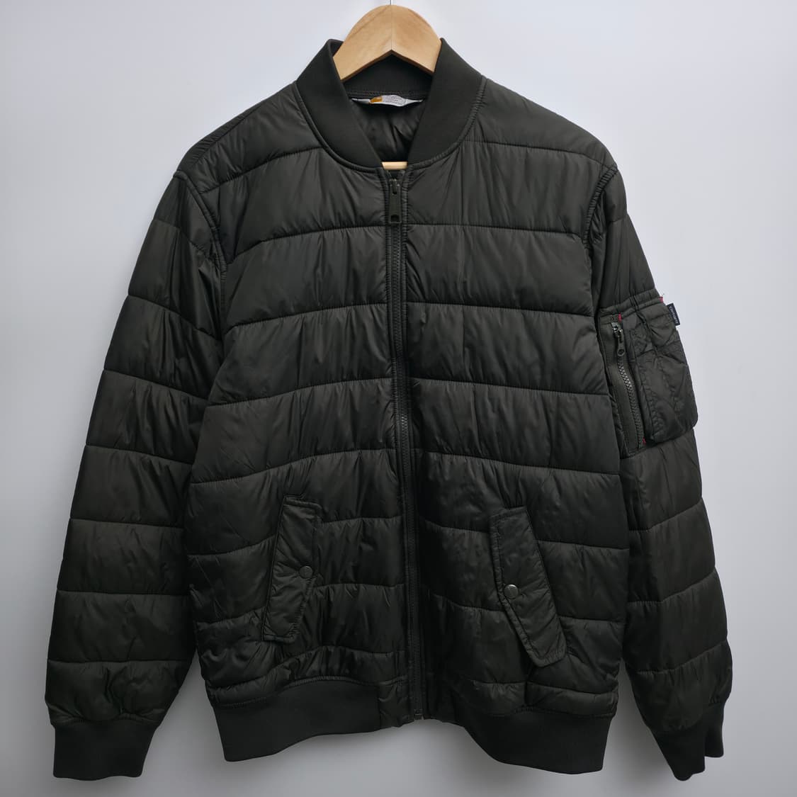 [M] 칼하트 WIP 브라이언트 경량 패딩 다크 올리브 상품이미지2