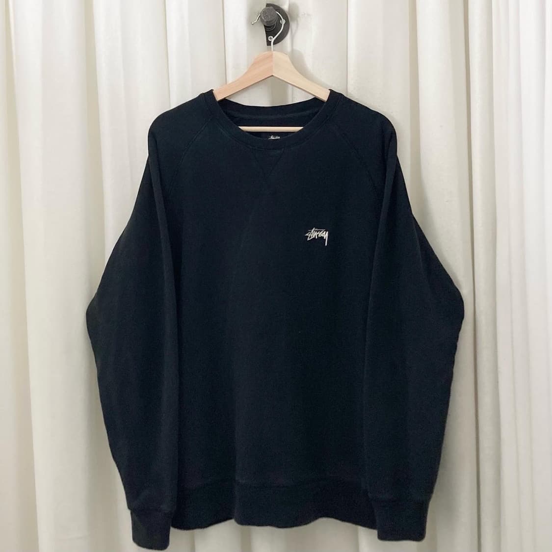 스투시 블랙 스몰로고 자수 맨투맨 상품이미지1