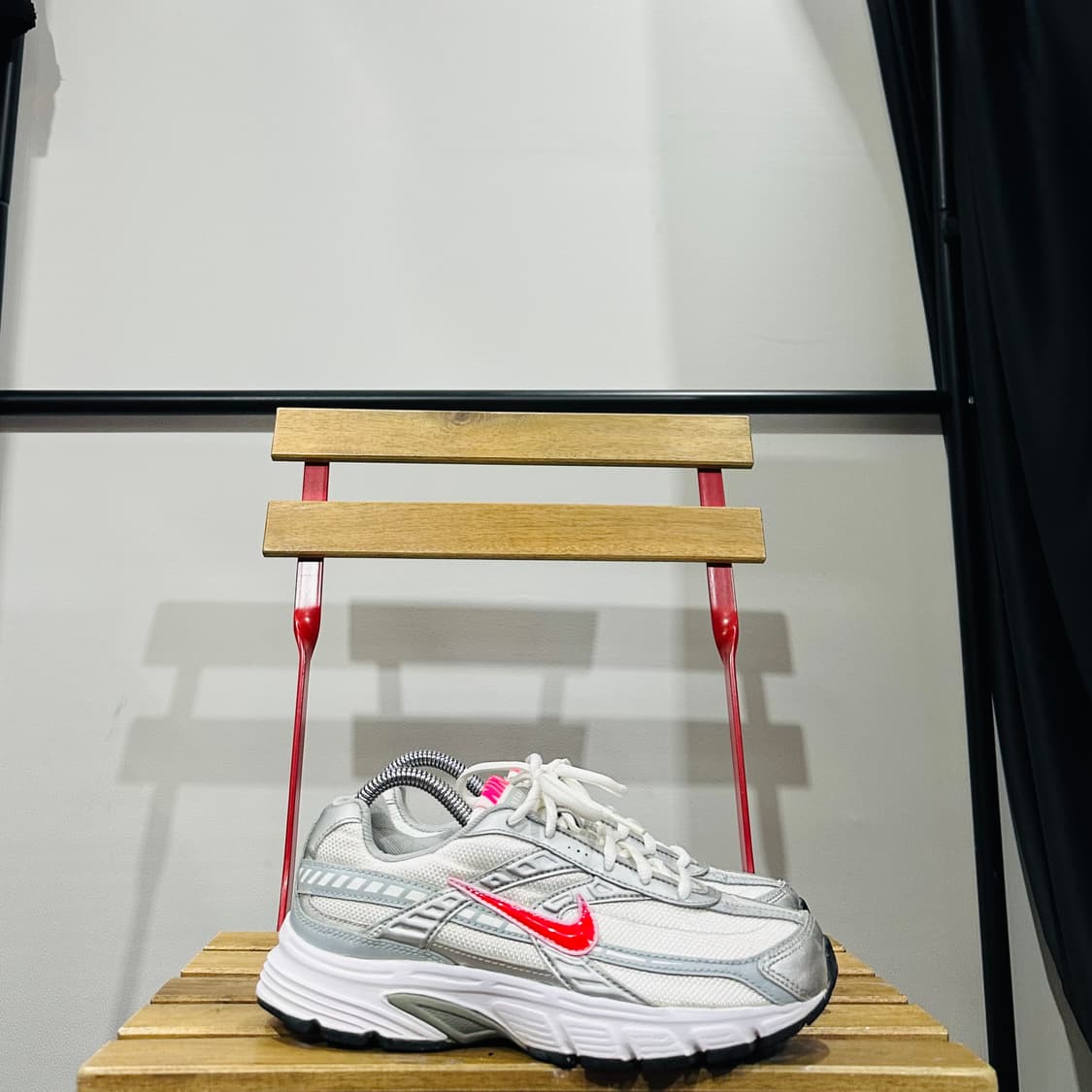 240) 나이키 운동화 여성 여자 신발 이니시에이터 메탈 그레이 상품이미지1