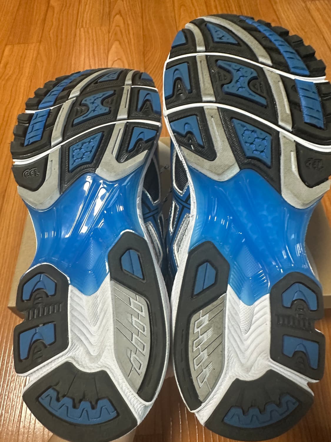 아식스 젤 님버스 10.1 블루 270사이즈 팝니다. 상품이미지3