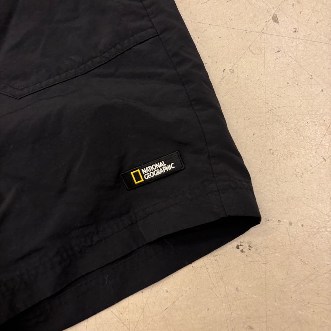 내셔널지오그래픽 블랙 스몰로고 반바지 상품이미지2