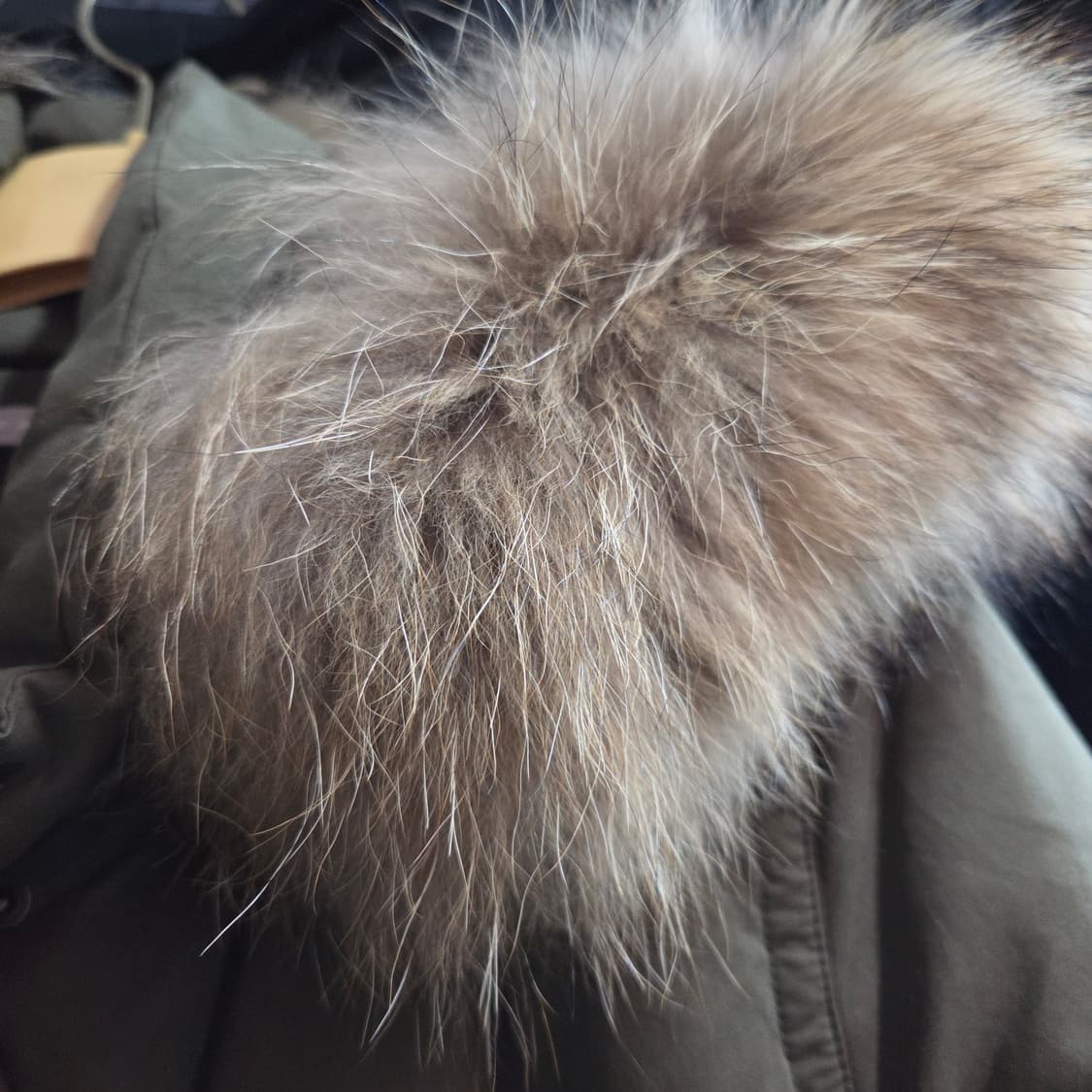 스테파넬 라쿤퍼 카키색 롱 구스 패딩 상품이미지4