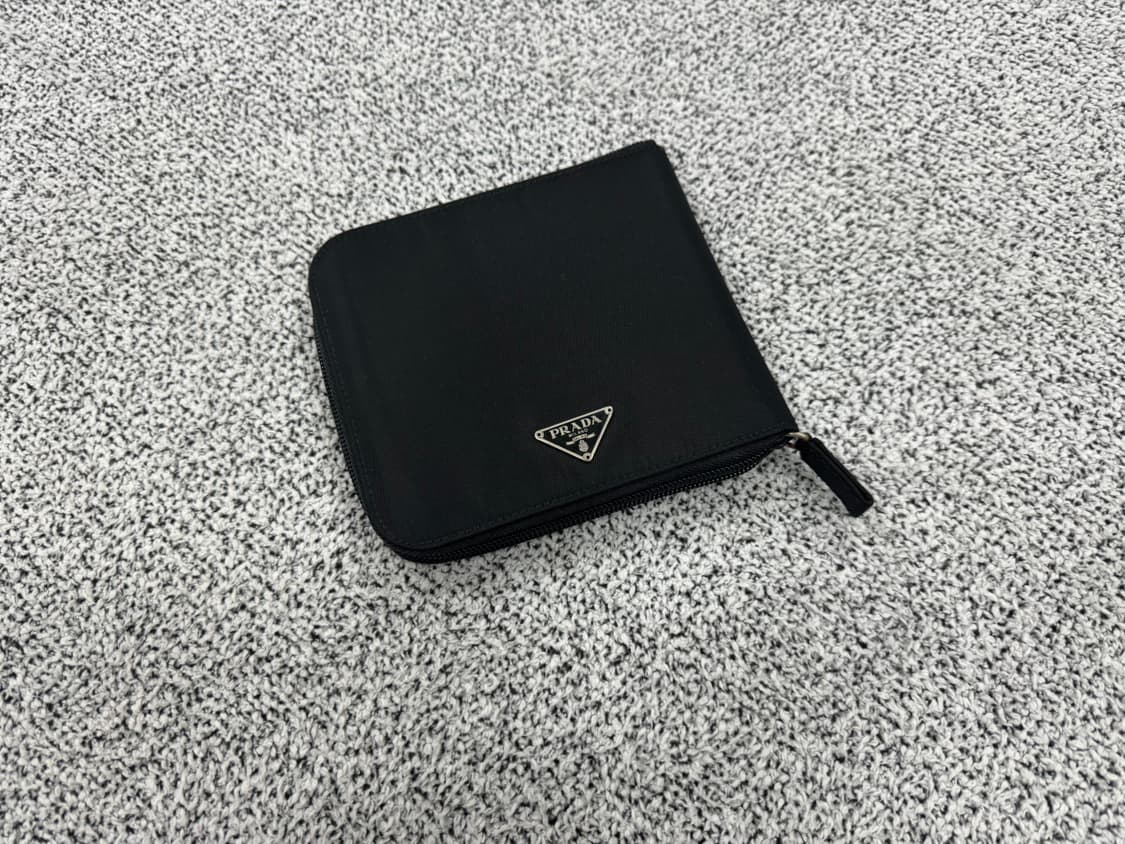 프라다 포코노 삼각로고 지퍼지갑 상품이미지1