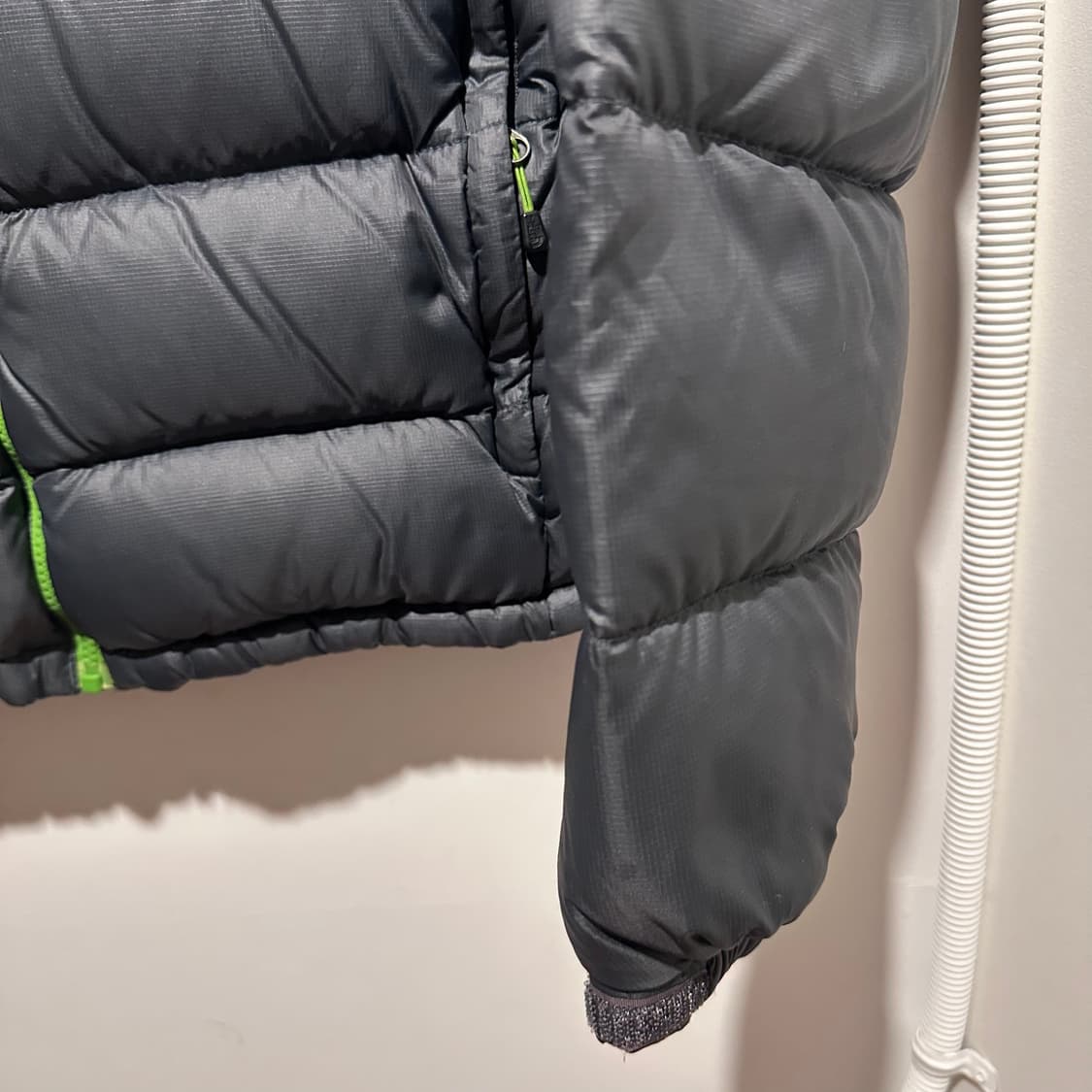 노스페이스 눕시 그레이 블랙 패딩 상품이미지4