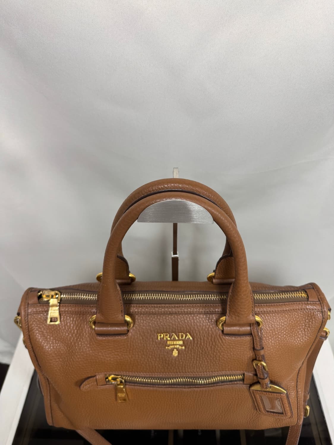 정품 프라다 레더 모터백 상품이미지4