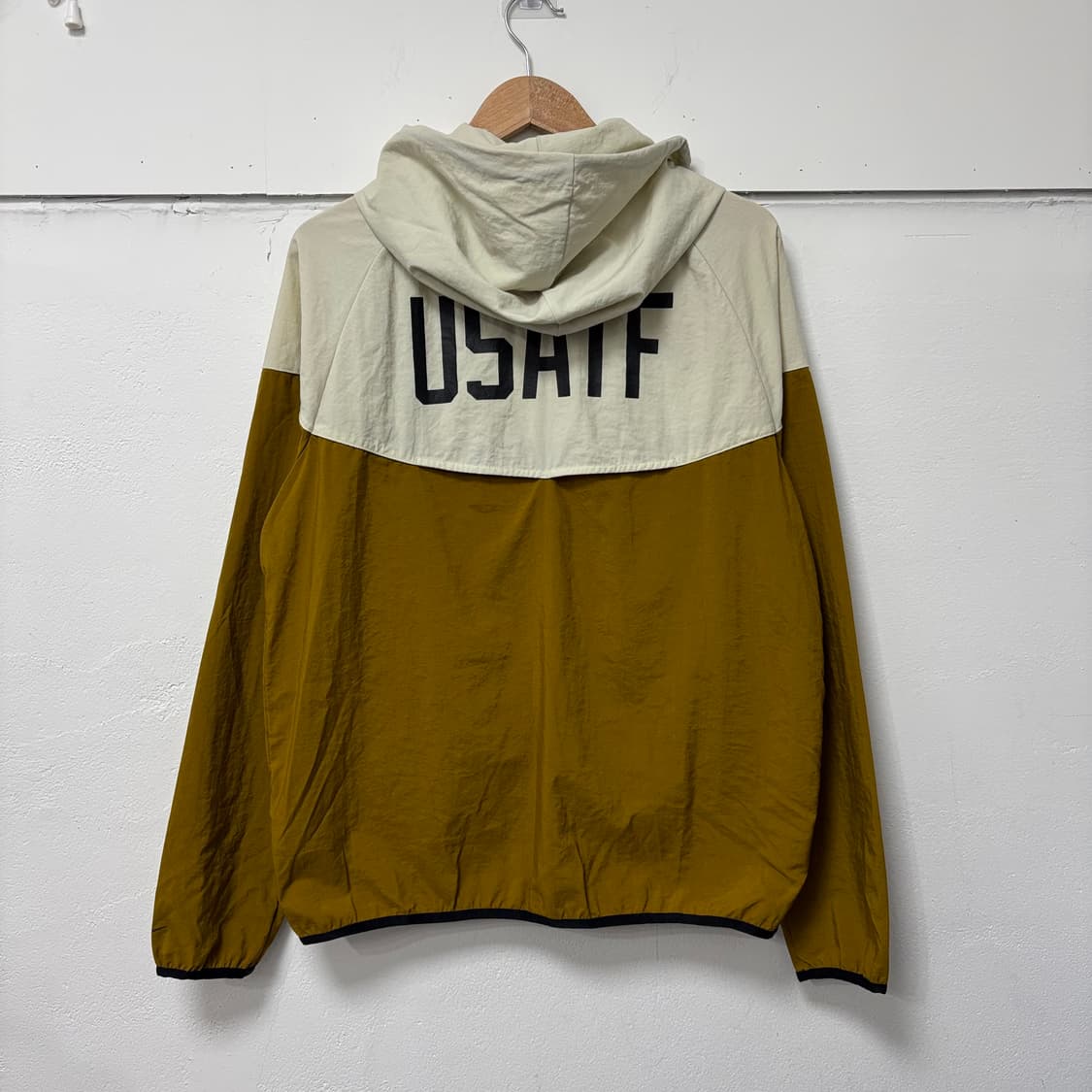 나이키 베이지 USATF 윈드러너 상품이미지3